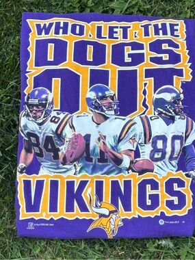 DATED! 2000s Minnesota Vikings NFL Purple “Who Let the Dogs Out” Tee